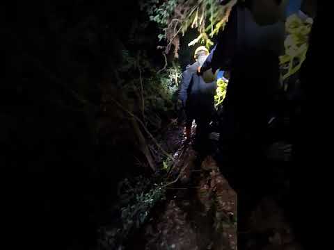 現場地形崎嶇陡峭，夜間救援不易