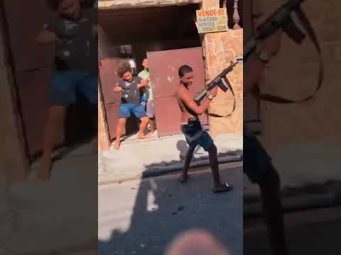 QUEBRANDO COM FUZIL NA MÃO EM 1 PARTE , VÍDEO DANÇANDO