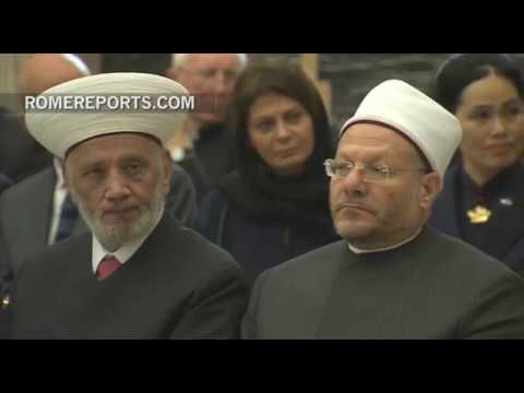 Papa pide a líderes de religiones que condenen todo atentado cometido en nombre de Dios