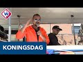 Busjes met muziek rijden door Katwijk: 'Toch een beetje vrolijkheid brengen' - OMROEP WEST