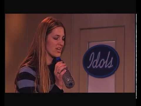 Ursulla singing Shakira with a water bottle - Audition - Idols season 1