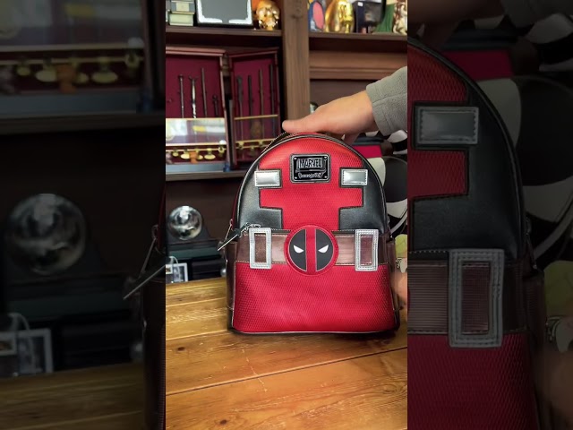 Vídeo relacionado con Loungefly MARVEL DEADPOOL METALLIC COLLECTION COSPLAY MINI BACKPACK