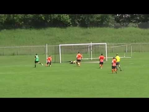 Szansa na bramkę dla Kamionka w meczu z Hutnikiem (0:11). 08.06.2013 Klasa B