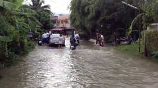 preview picture of video 'A Little Bit Of Rain (flooding in Chiang Mai)'