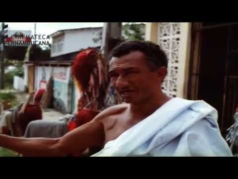 Mestre Salustiano em cena do filme Maracatu e Maracatus (Créditos na descrição)