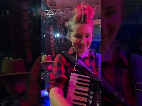 Bia Socek e esse menino cheio de talento na sanfona no show AO VIVO