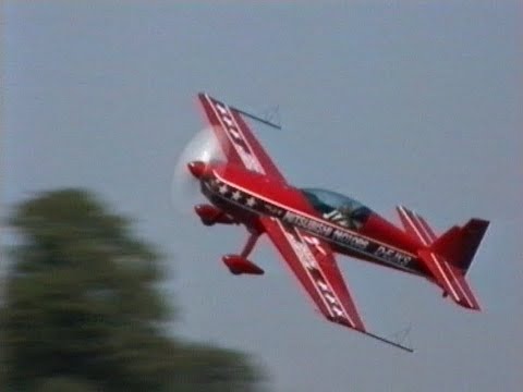 Klaus Schrodt und seine Extra 300S