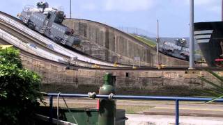 preview picture of video 'AIDAaura in Colon, Panama Jan/2007 - Gatun locks'