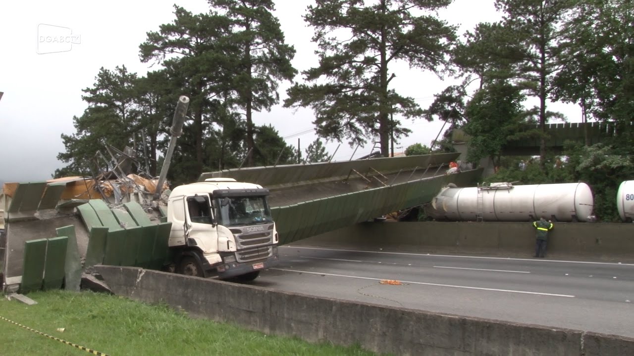 Carreta com caçamba levantada derruba ponte na Anchieta; veja imagens