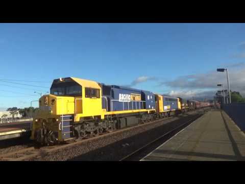 XR555, S306, H5 Arriving North Shore Station