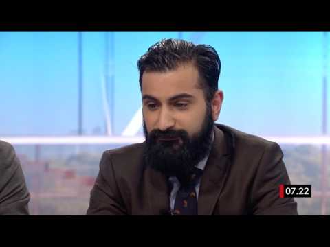 Vänsterpartist yrar om muslimförbud men blir ägd av Hanif Bali