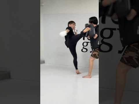 ボディフックを打ちながら回り込むコンビネーション！#キックボクシング #mma #ミット打ち