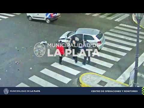 Intentó cruzar un semáforo en rojo y se puso un palo contra un micro en 7 y 54