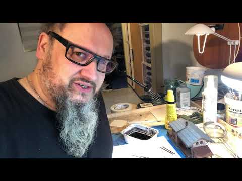 Aus Balsaholz entsteht ein kleiner Holzsteg für die Modellbahnanlage