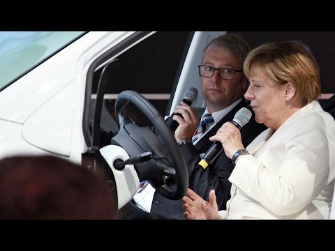 Angela Merkel zu Besuch bei ZF auf der IAA 2015 (de)