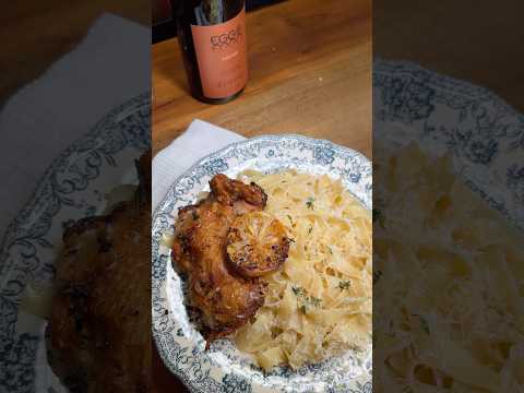 🍗 Sobrecoxa de Frango com fettuccini na Manteiga + Vinho Pinot Noir 🍷