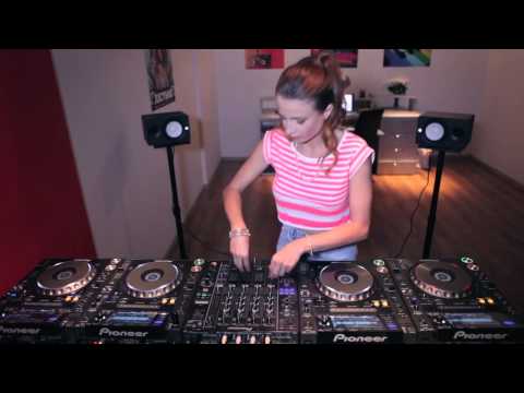 Juicy M mixing on 4 CDJs vol  4