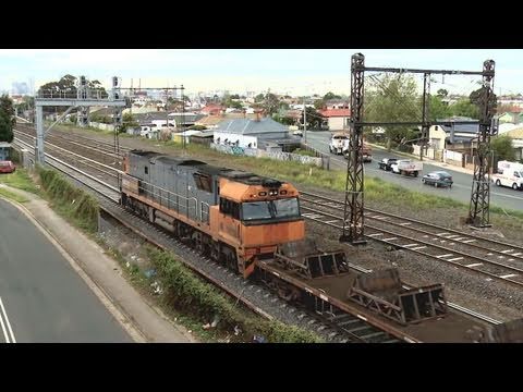 Short Pacific National steel train in Melbourne (12/10/2010) - PoathTV