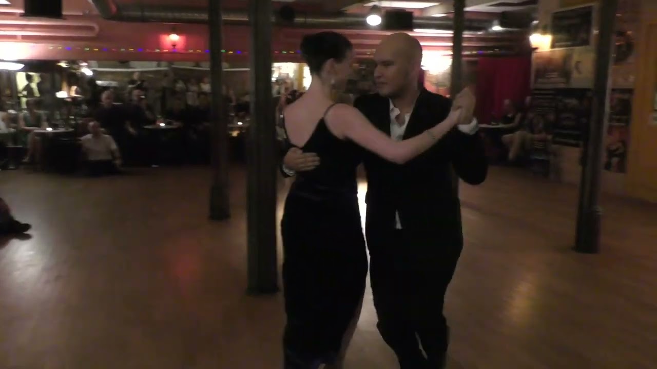 Mario Medina & Maude Andrey - Pabellón de las Rosas