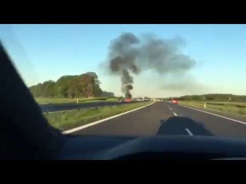 Gniezno24.com - Pożar auta na S5  i wypadek na drugim pasie - 30 maja 2019