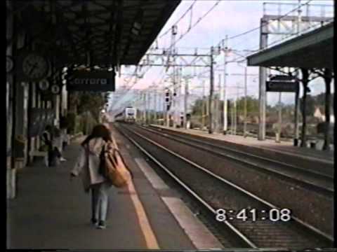 Treni em trânsito da estação Carrara-Avenza - abril de 2006