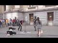 Un musicien de rue chante Bob Marley, une passante s'incruste et fait le show   YouTube 360p