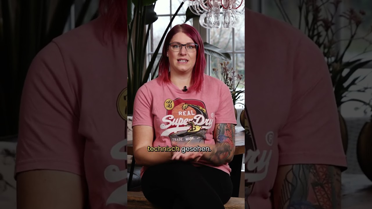 Verlobungsring und Ehering an einer Hand