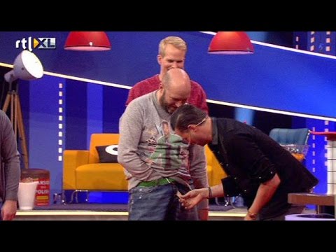 Fred kan het niet laten om even te voelen - DE GROTE IMPROVISATIESHOW