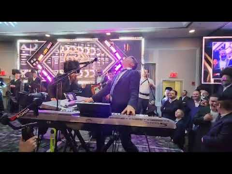 Reb Eli Stefansky of MDY taking over Yoeli Dickman 🍒 on the keyboards