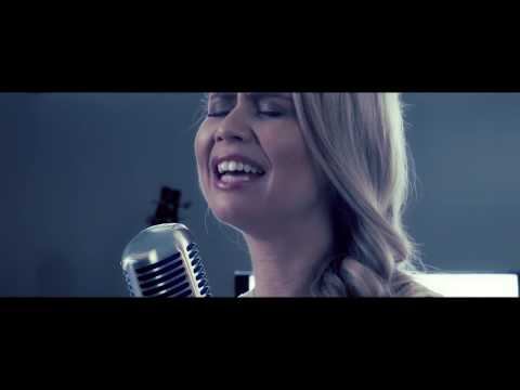 Anayle Sullivan -  Jesus Te Ama (Clipe oficial)