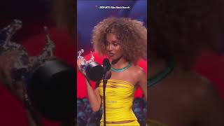 Tyla wins VMA + says she can&#39;t hold the award because it&#39;s too heavy... Halle doesn&#39;t hold it