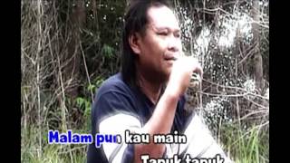 Download lagu E ELmAR - Main TApuK-tapuk (karaOkE hiFi SteReo) [HD ViDEO] mp3