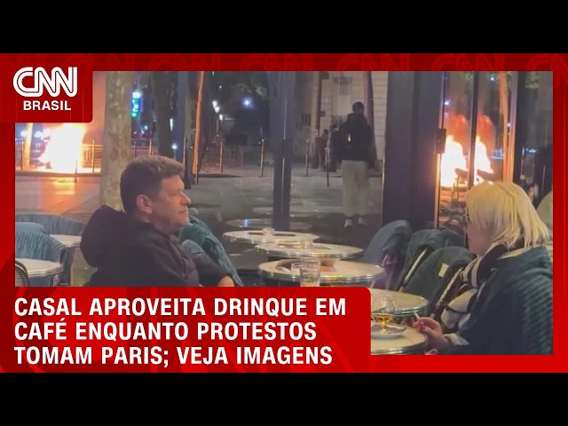 Vídeo: Casal aproveita drinque em café enquanto protestos tomam Paris | CNN BRASIL