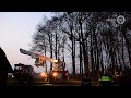 Britse parachutist landt in hoge boom bij vliegveld Teuge