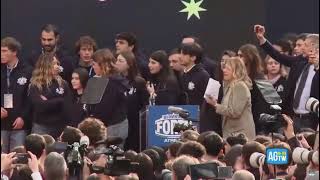 Giorgia Meloni chiude Atreju e parla per un'ora: «Sto a morì»