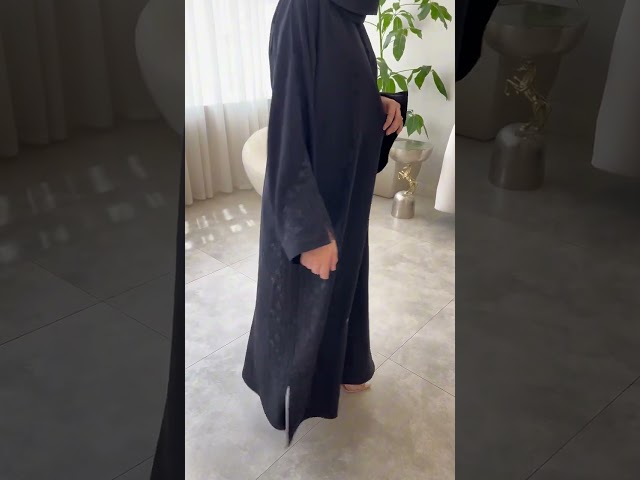 عباية بتطريز اسود على الاكمام والجوانب
