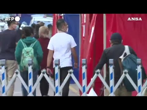 Covid, a Hong Kong due giorni di lockdown per migliaia...