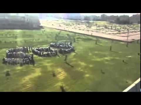 تشكيل كلمة إغاثة بأجساد الطلاب في جامعة حلب