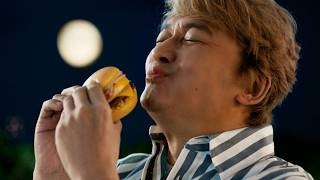 香取慎吾、マクドナルドCM初出演！　新作月見バーガーにかぶりつく　北海道産じゃがペッパー月見「月見でたでた」香取さん篇