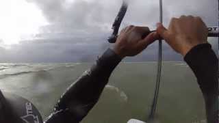 preview picture of video 'Kitesurfing am Ijsselmeer bei 40kn'