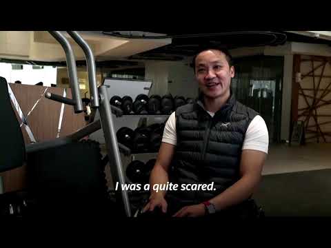 香港の摩天楼を半身不随のクライマーが滑る (Paraplegic climber scales Hong Kong skyscraper)