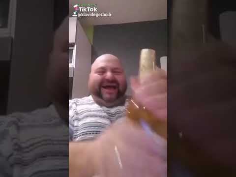 Смешное видео с мужиком и бутылкой. Малыш.