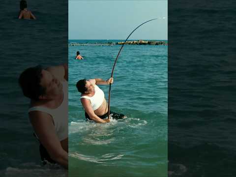 Renato Pozzetto al mare 😂 alle prese con una canna da pesca! Dal film Le Comiche (1990)