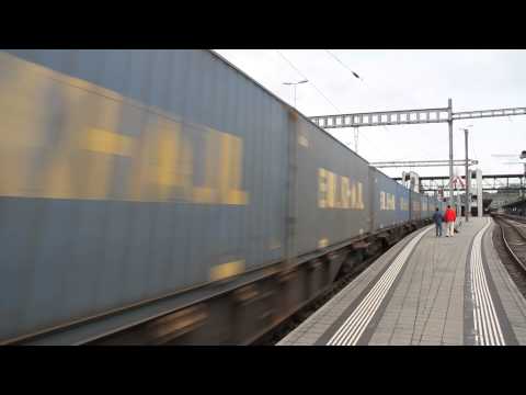 2x185 von Crossrail mit Containerzug auf der Fahrt ri Brig im Bahnhof Spiez