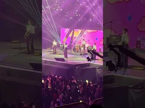 QWER(큐더블유이알), BAWIGEが好きなんだってば！/큐떱이는 바위게를 좋아한다말이야! #shorts
