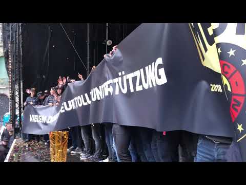 Die SC Bern-Fans feiert ihr Meister-Team