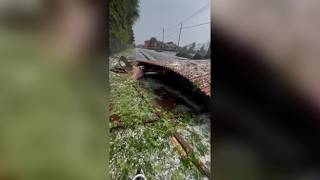 Maltempo in Piemonte, la bufera scoperchia i tetti a Fara Novarese