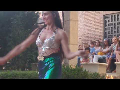 Danza con malabares de fuego por Leticia Valle. Alcazaba de Almería. 2023.