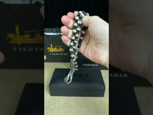 سبحة كوك أسود بنقوش بيضاء