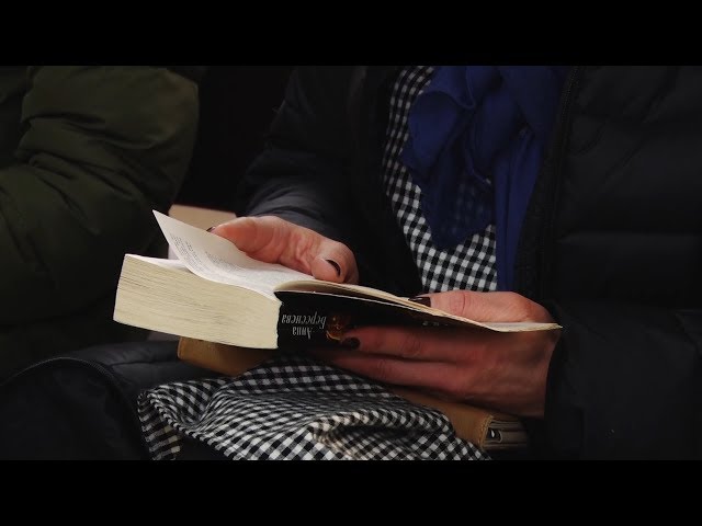 В очереди с книгой!